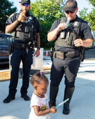 SHE WALKED RIGHT UP TO THE COPS WITH HER FREEZER POP—AND HANDED THEM A NOTE FROM HER MOM